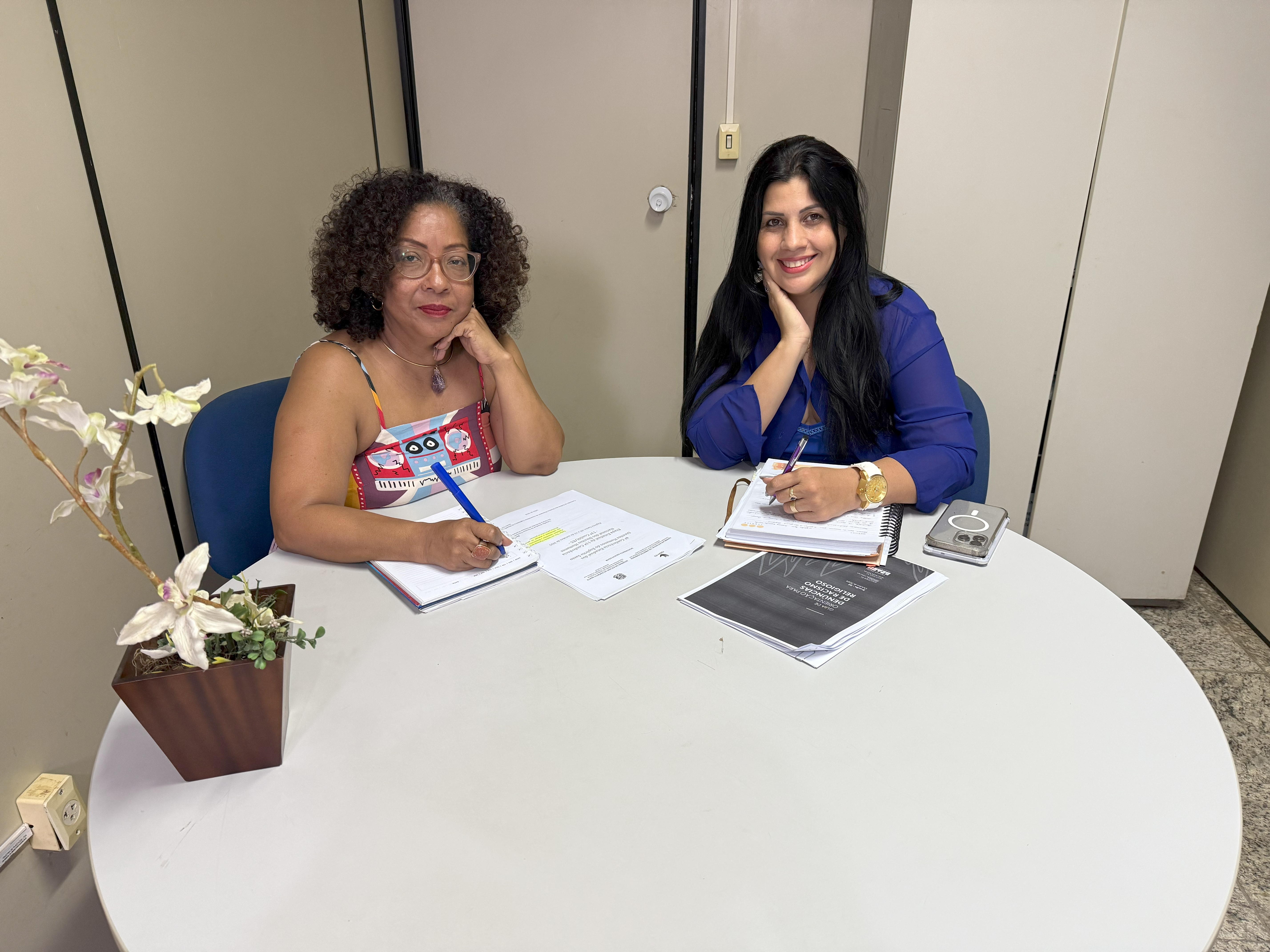 As servidoras Magna e Ângela se preparam para representar João Neiva na Conferência.