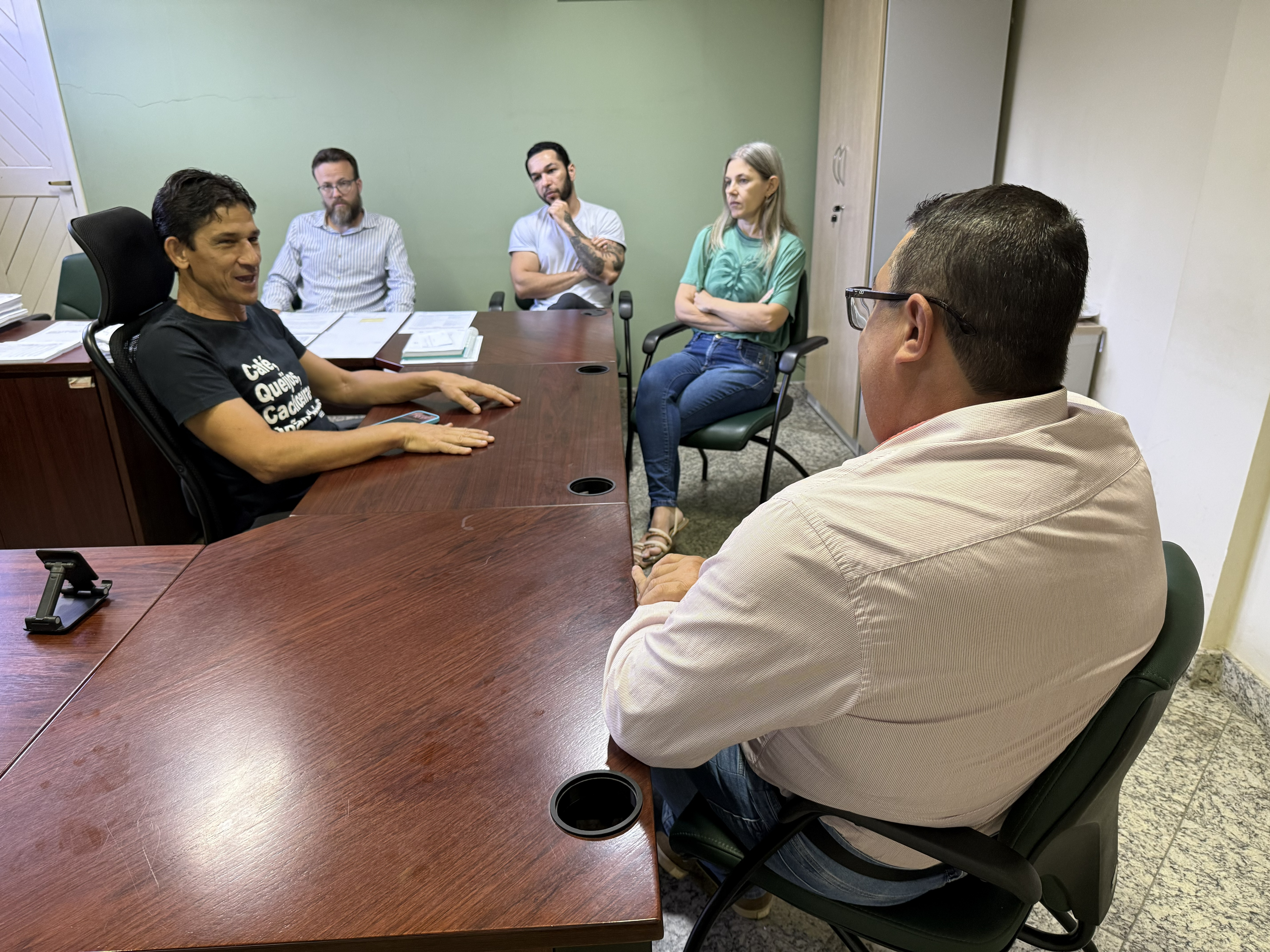 Prefeito Paulo Sérgio Micula e os servidores da Secretaria Municipal de Controle e Transparência (Semcont).