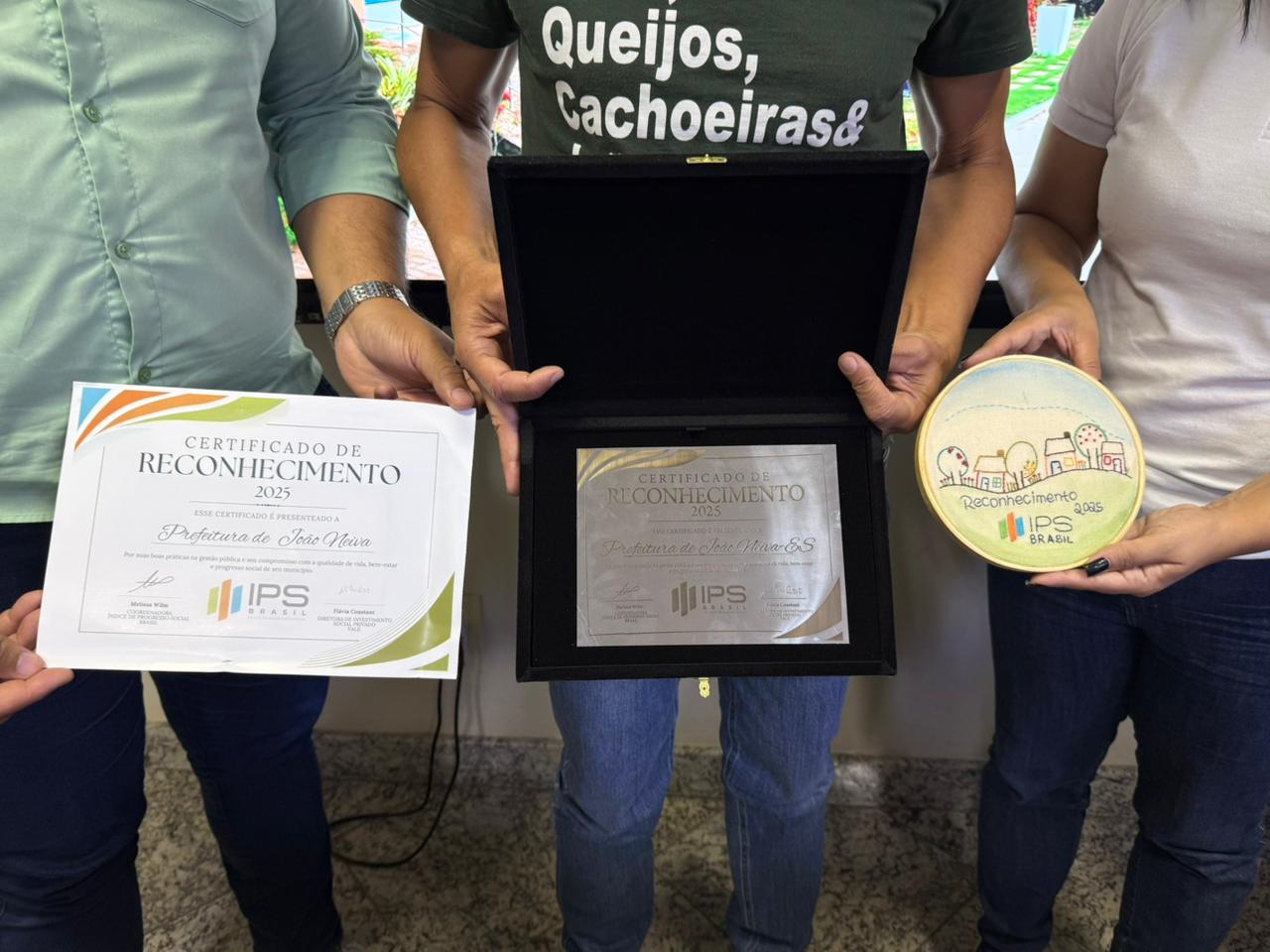 Na entrega do certificado ao prefeito Paulo Sérgio Micula, estiveram presentes Álvaro Albergaria (gerente de relações institucionais), Gilson Dias (relações institucionais) e Talita Porfírio (relações com comunidades).