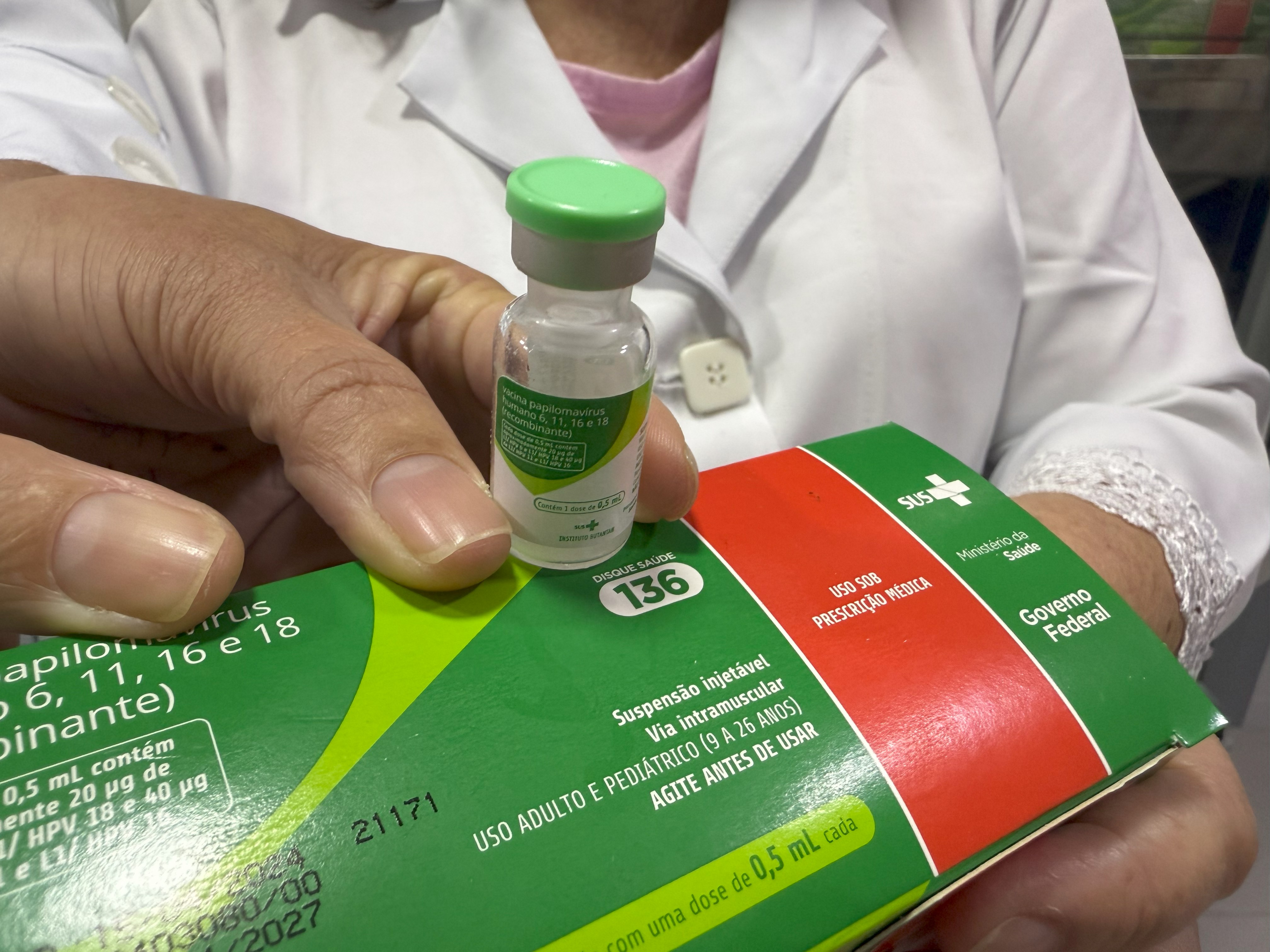 A vacina previne casos graves relacionados ao vírus, como câncer de colo do útero, pênis, ânus e orofaringe.