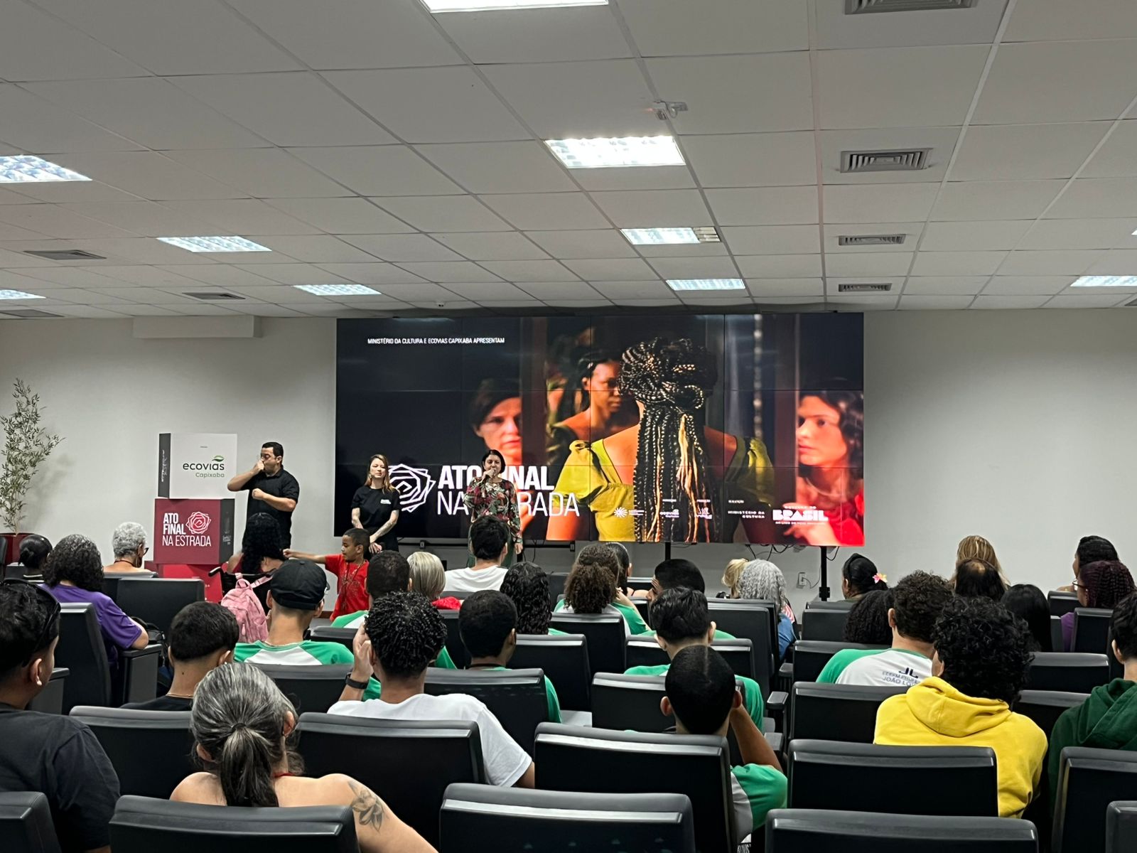 A sessão é gratuita e aberta ao público.