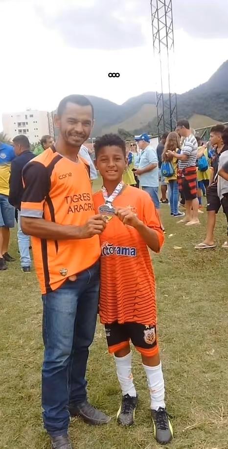 Nathan, ainda criança, ao lado do pai Sandro, nos primeiros passos de sua trajetória no futebol.