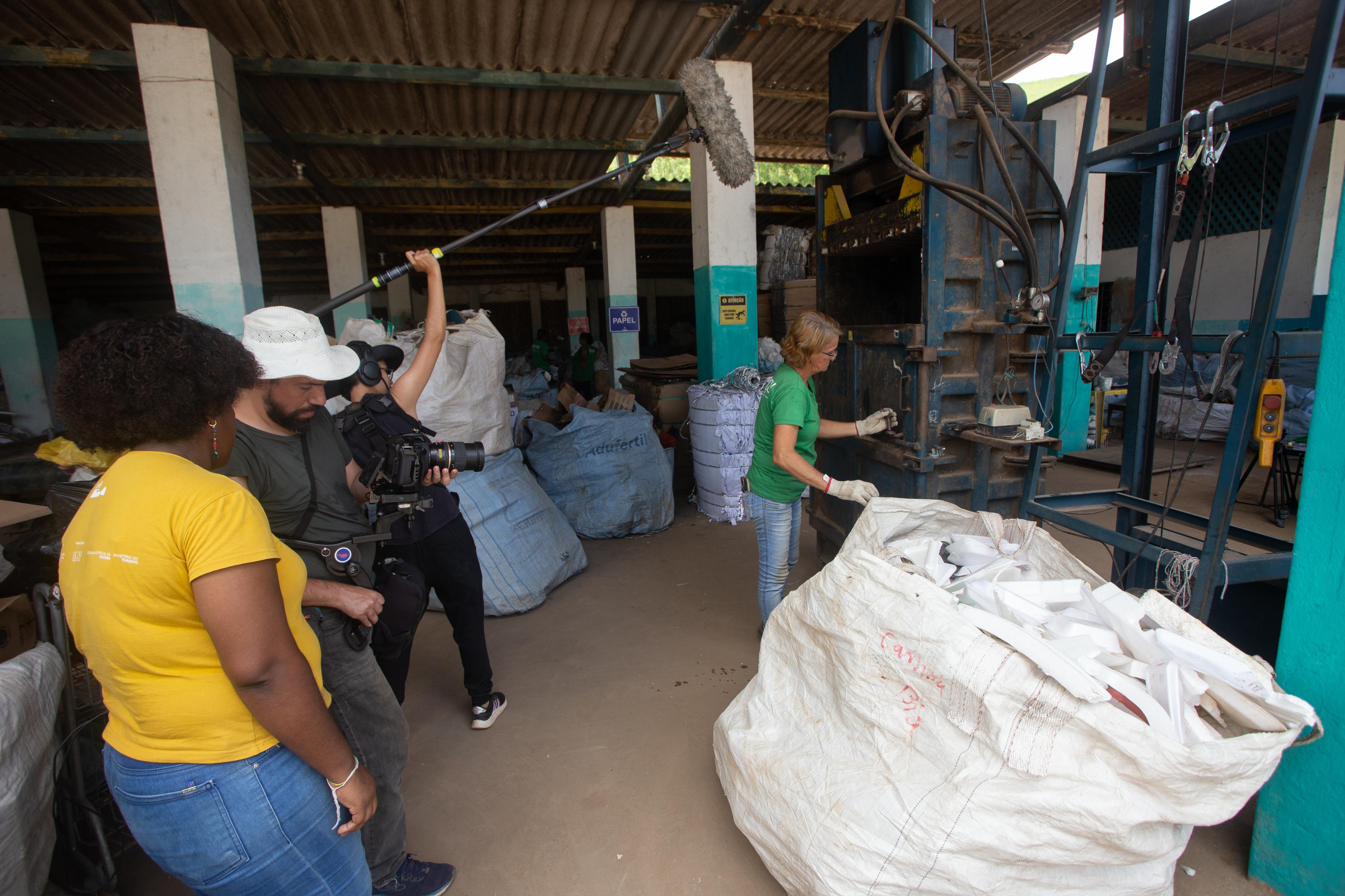 Cena e making-of do filme “Reciclando Vidas e Sonhos”, de Ana Paula Imberti.