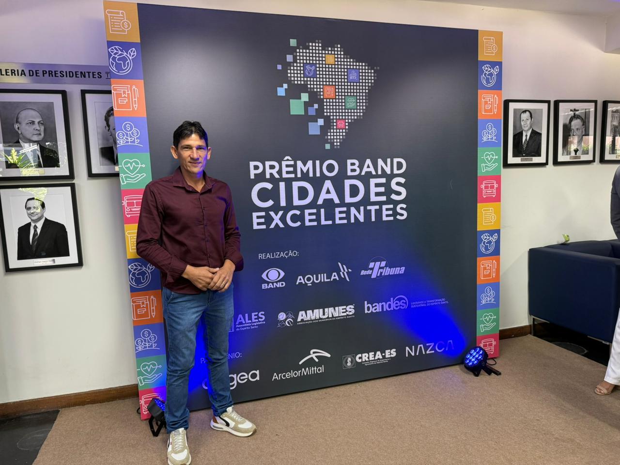 João Neiva no palco do "Oscar da Gestão Pública": reconhecimento inédito que coloca o município entre os grandes destaques do ES.