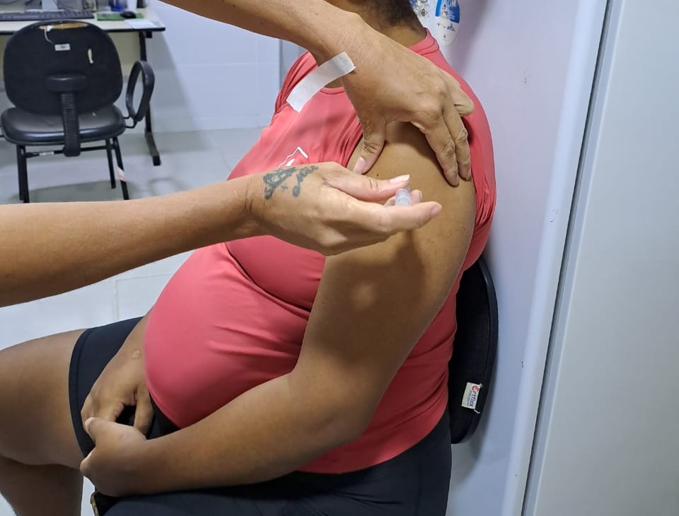 A vacina contra o VSR representa mais do que uma nova dose no calendário: é uma estratégia de cuidado antecipado, que protege quem ainda está chegando ao mundo e reforça o compromisso do SUS e do município com a vida desde o início.