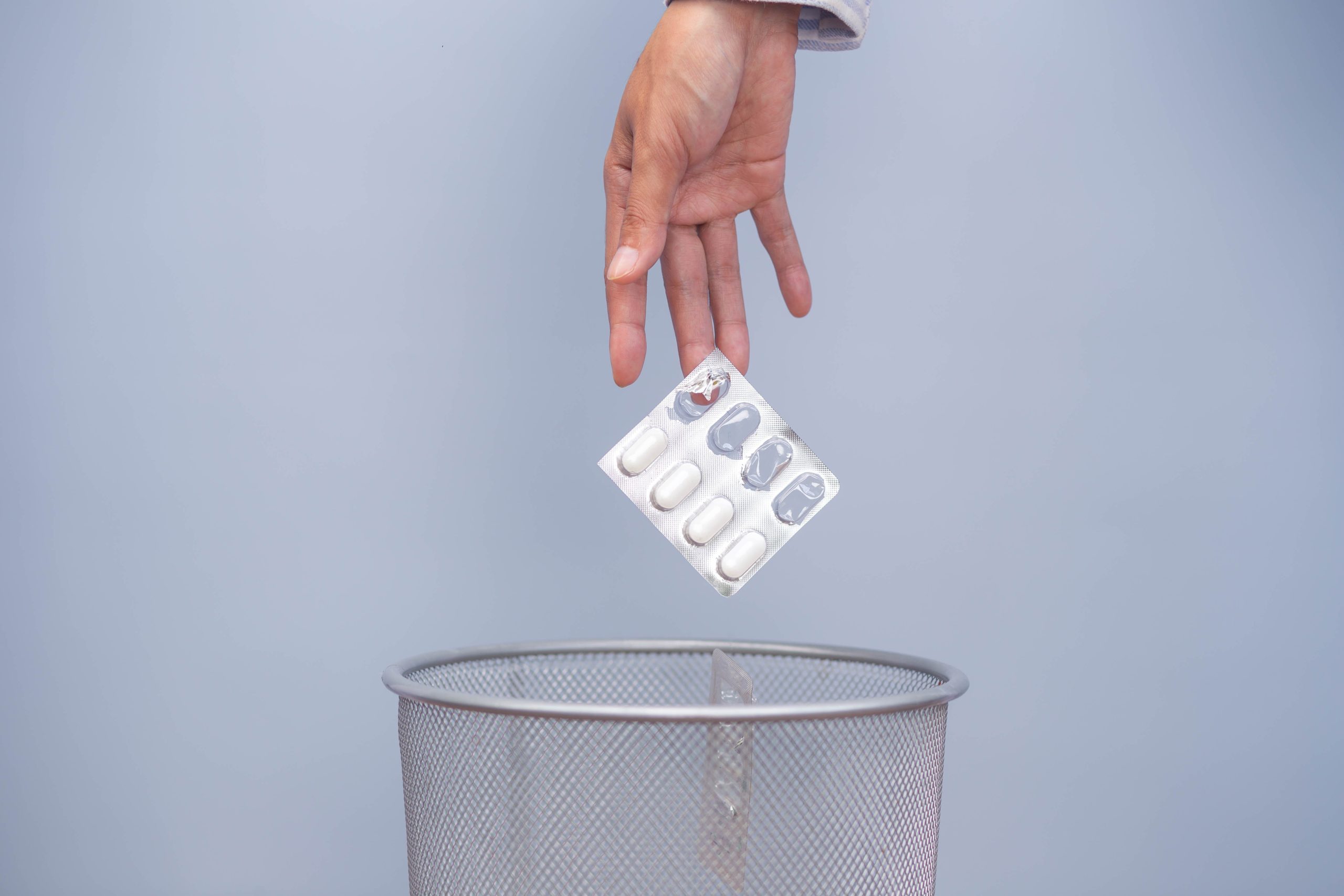 Medicamentos devem ser descartados de forma específica para não poluir o meio ambiente