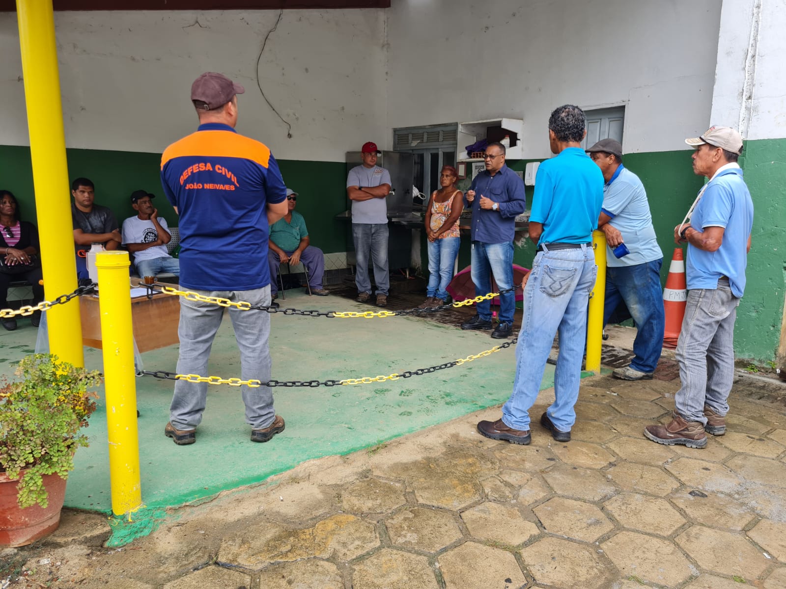 A equipe da prefeitura participando de uma reunião sobre Segurança no Trânsito