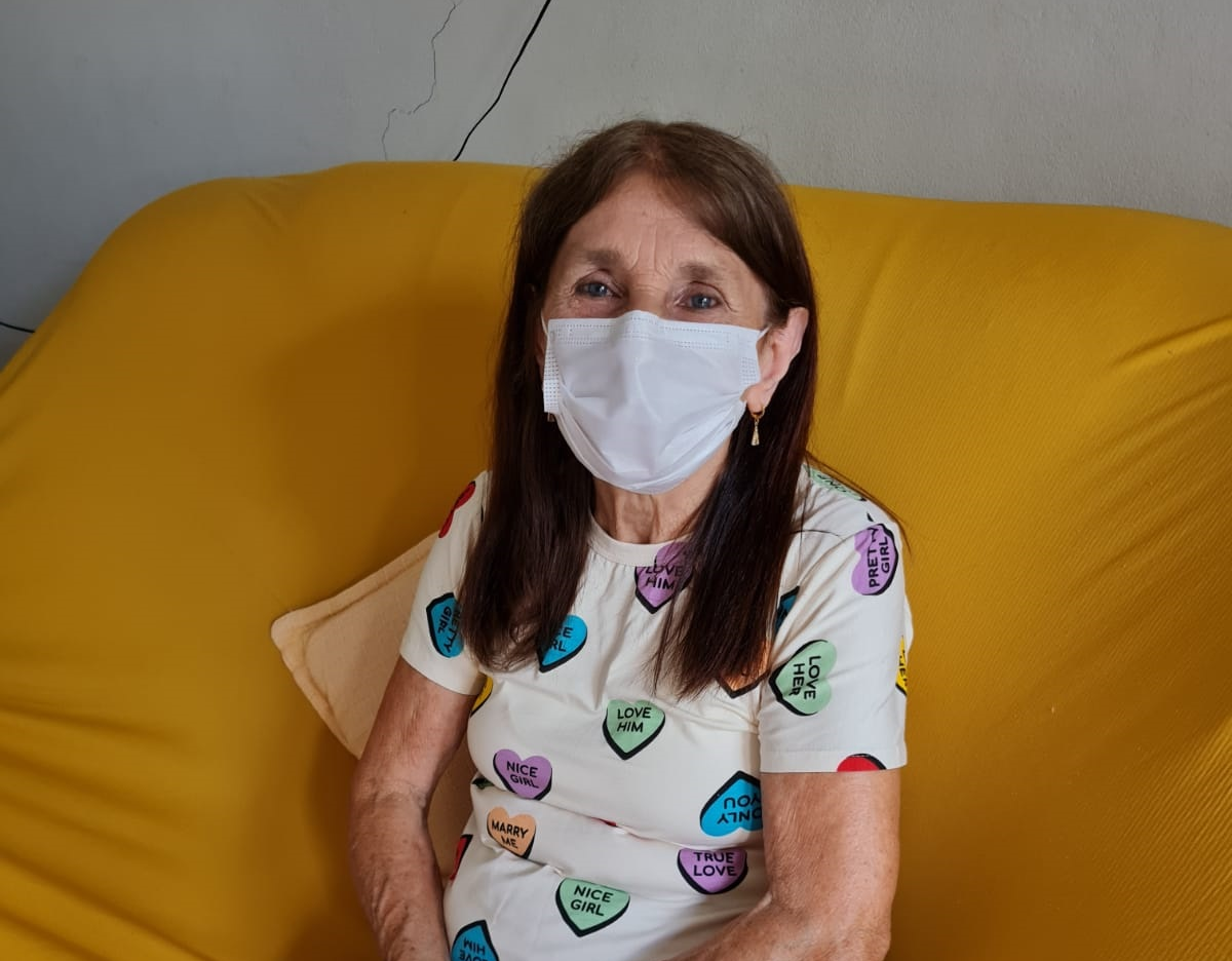 Dona Assunta completou seu esquema vacinal. Ela sentiu apenas uma leve tosse e rouquidão.