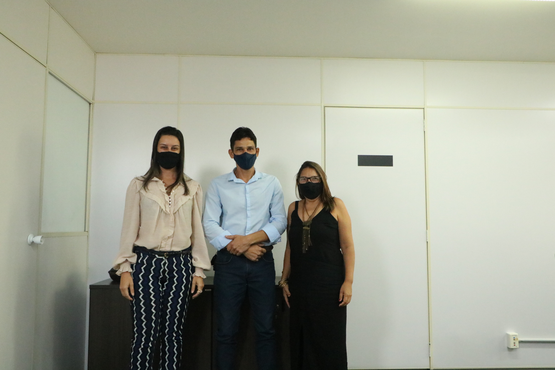 Secretária da Setades Cyntia Grillo, Prefeito de João Neiva, Paulo Sérgio Micula, secretária da Semtades Eni Martins de Araújo Del Pupo.