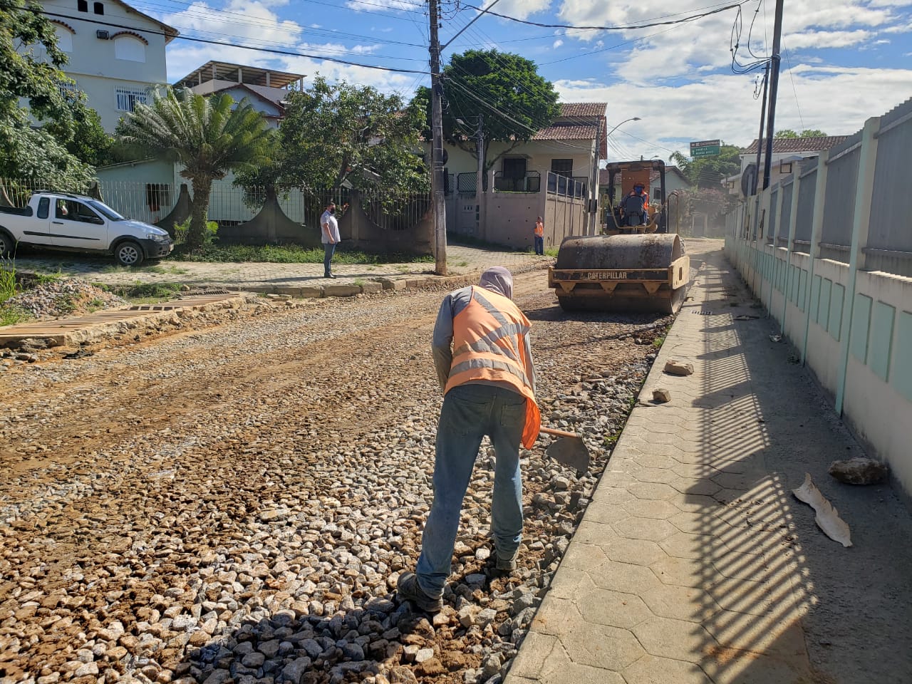 O serviço contemplará pavimentação e drenagem nas ruas e aplicação de revsol na estrada.