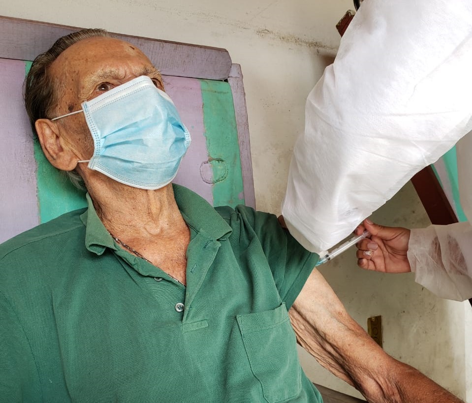 Idoso do grupo de 90 anos ou mais sendo imunizado contra a Covid-19.