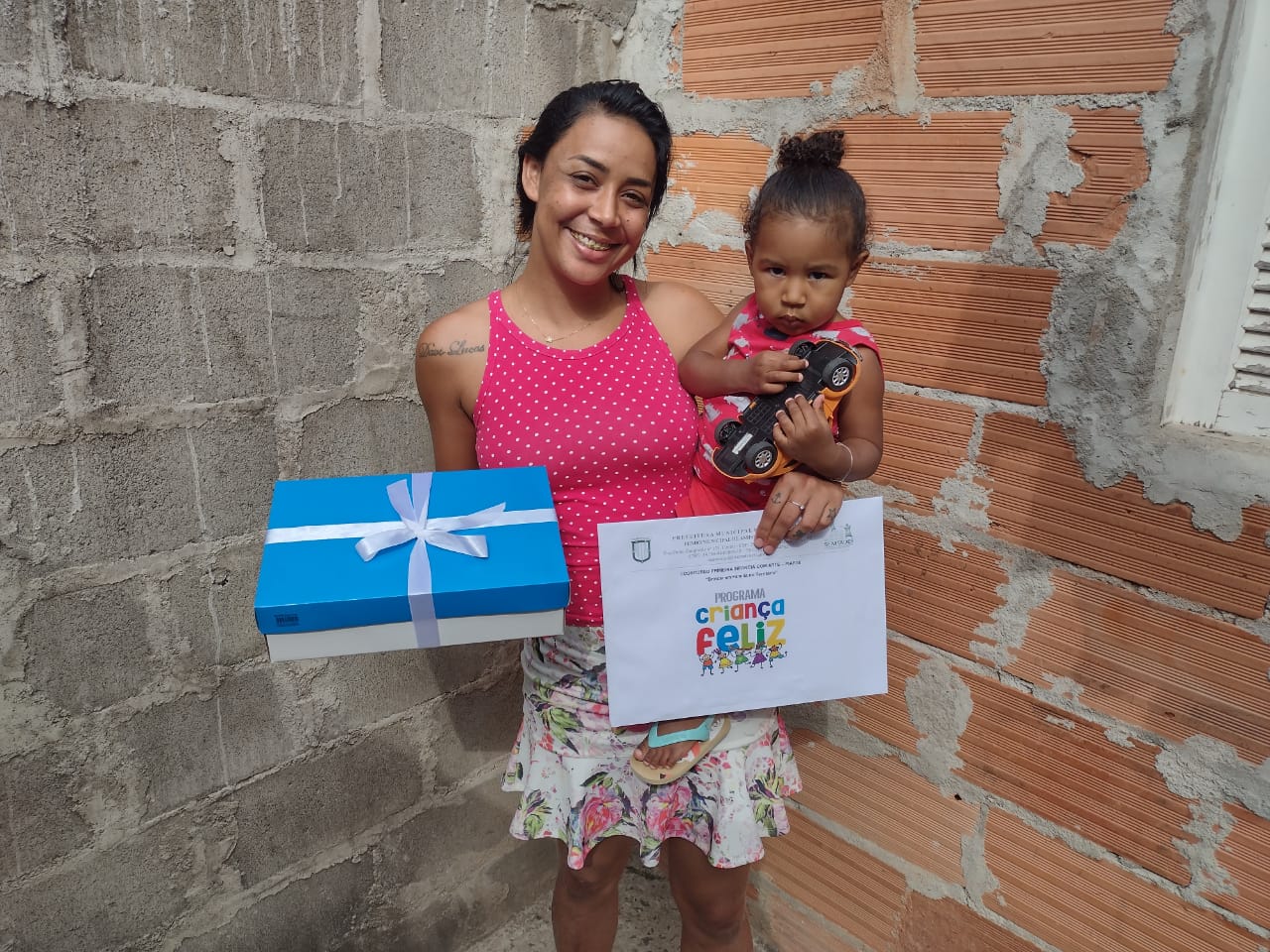 Criança participante do concurso e sua mãe.