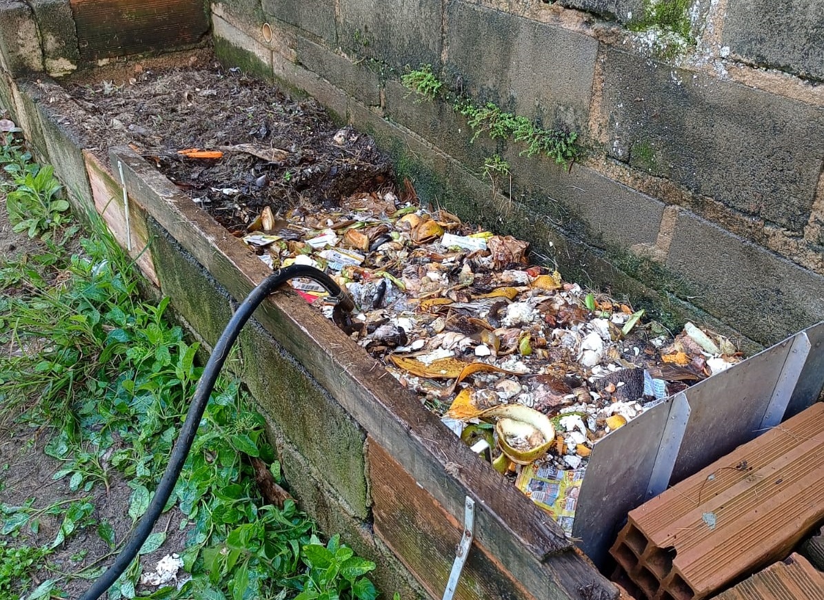 Resíduos orgânicos na composteira.