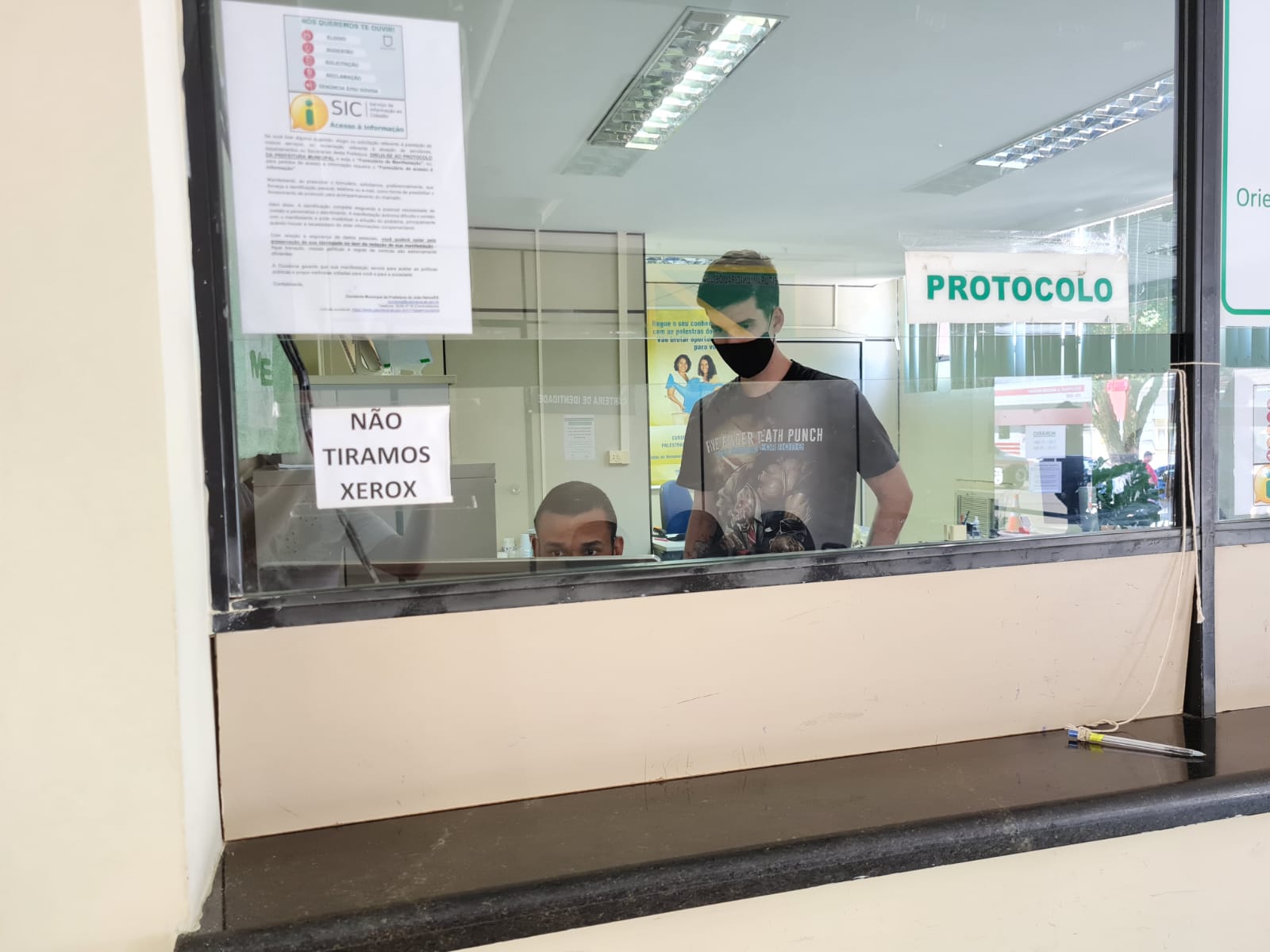 A ouvidoria é um canal de comunicação e diálogo entre o cidadão e a administração pública .