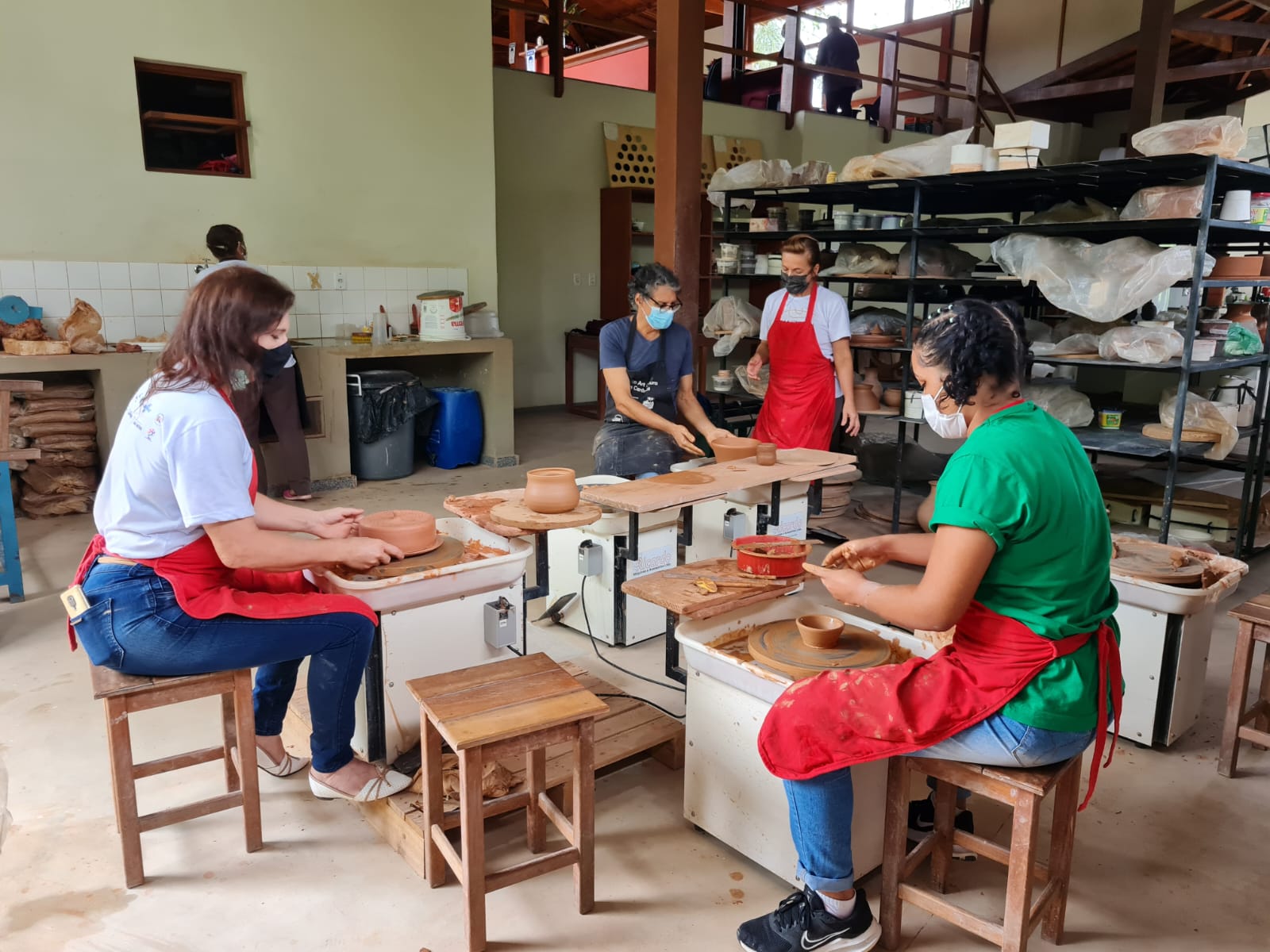 O curso possui como objetivo, além da geração de renda, a criação de um polo de cerâmica na região.