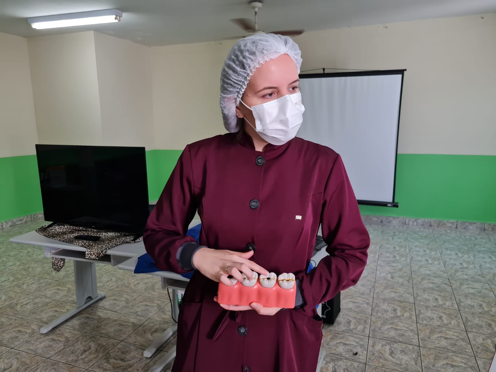 Os estudantes participam de palestras e aulas práticas sobre saúde bucal.