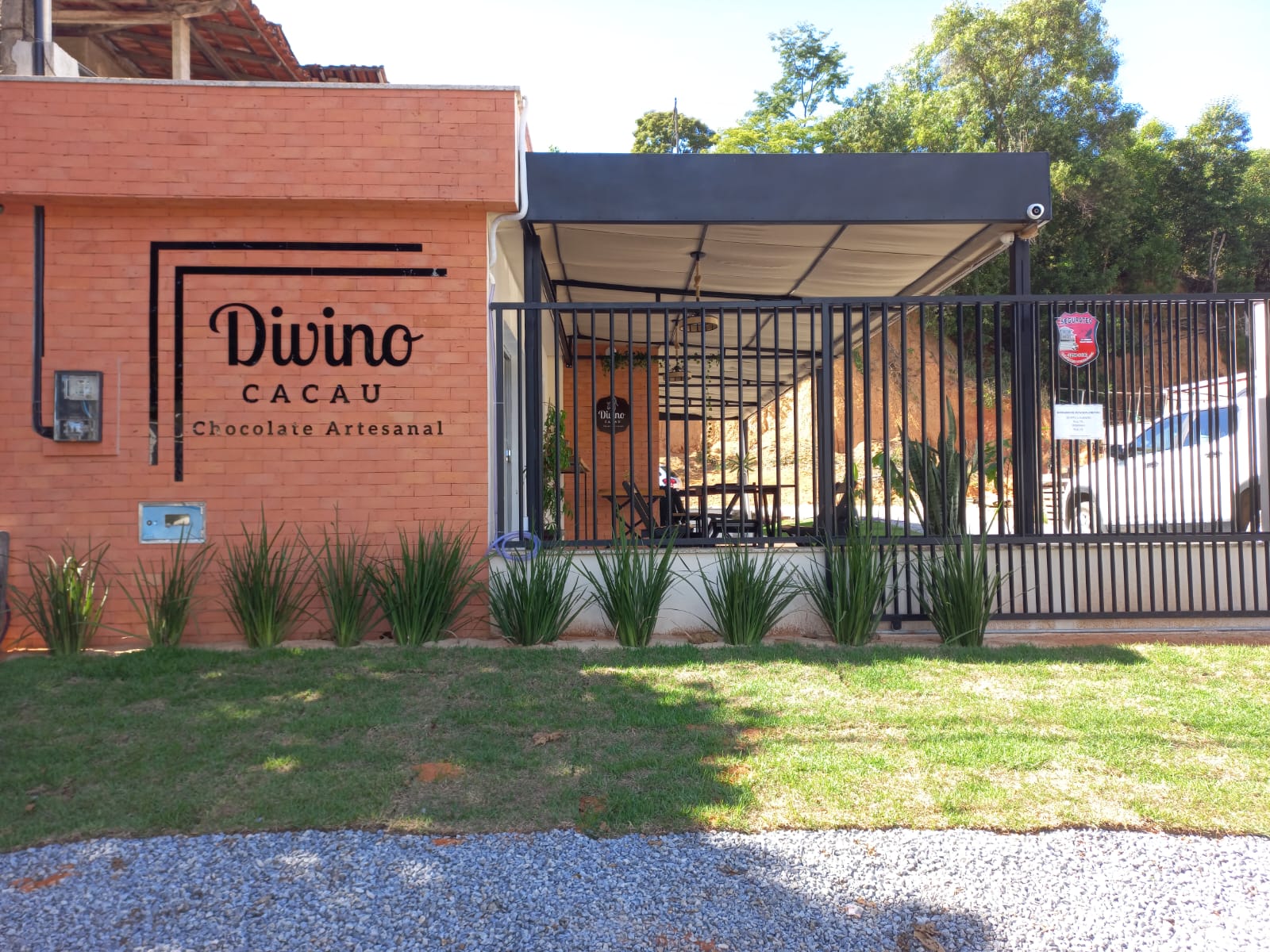 O negócio, que iniciou em um cômodo separado em casa, atualmente está localizado na Rodovia BR 101, Km 204, Sede, João Neiva.