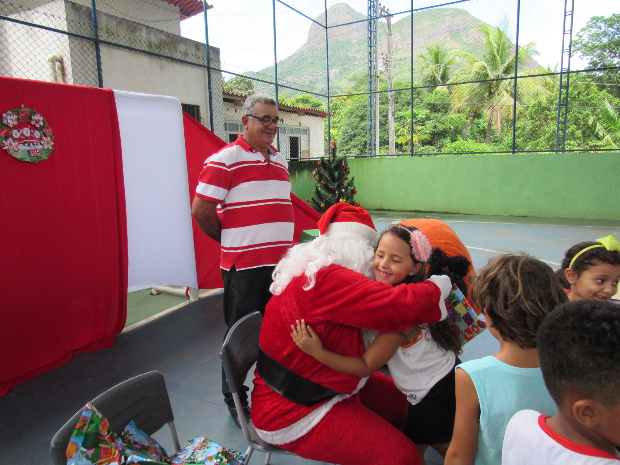 Escola de Samambaia ganha visita do Papai Noel em ação social de Natal