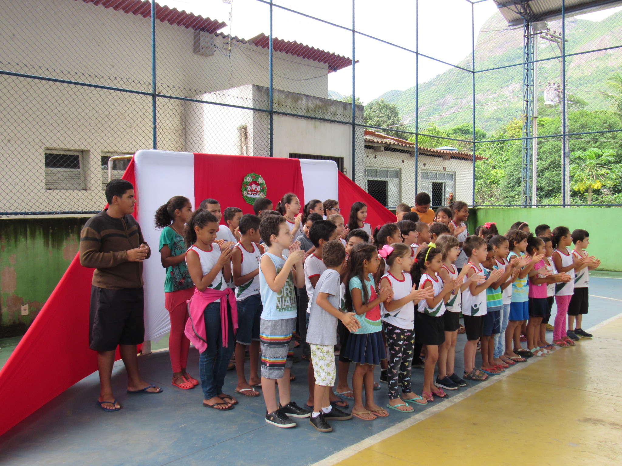 Escola de Samambaia ganha visita do Papai Noel em ação social de Natal