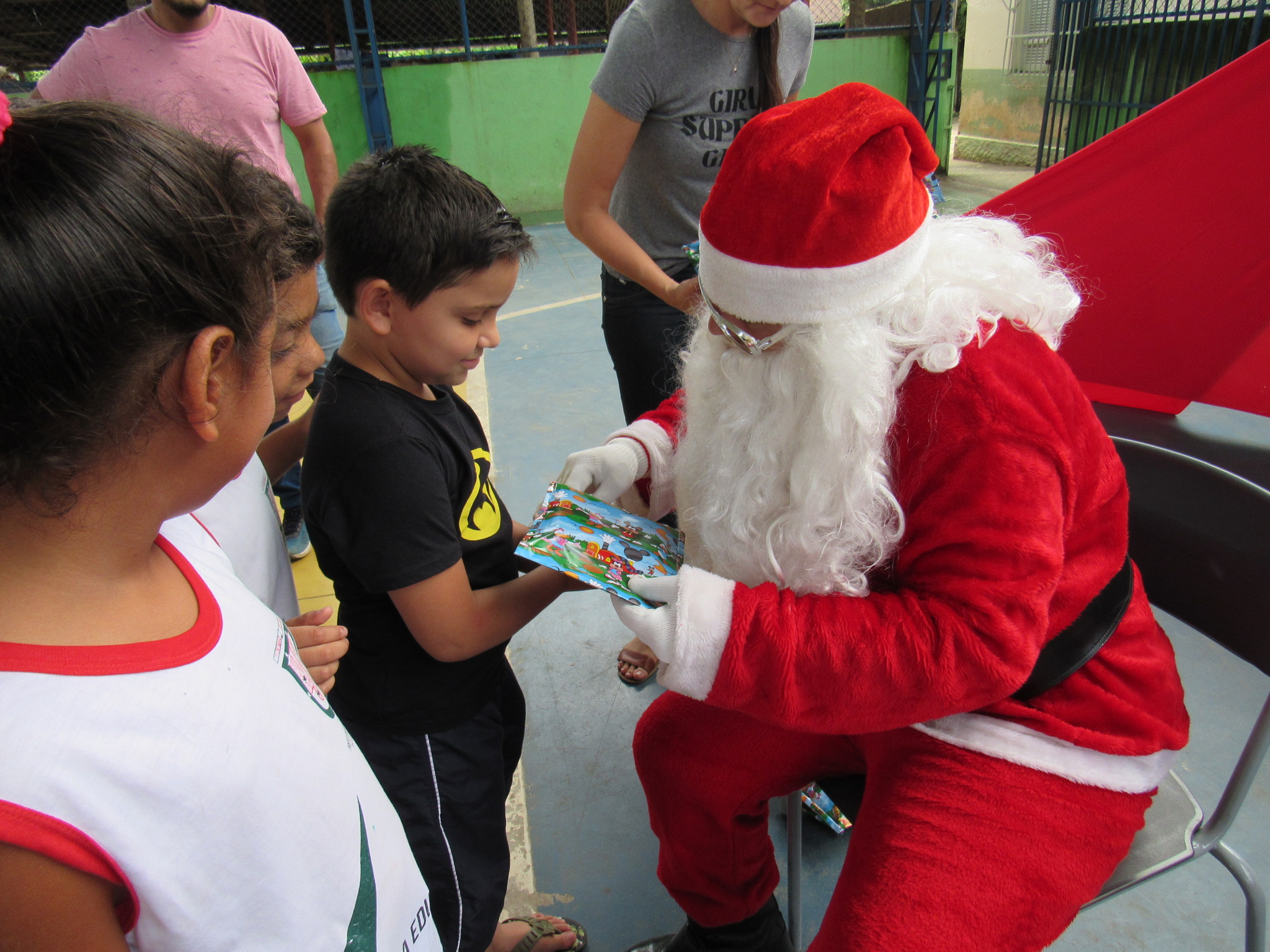 Escola de Samambaia ganha visita do Papai Noel em ação social de Natal