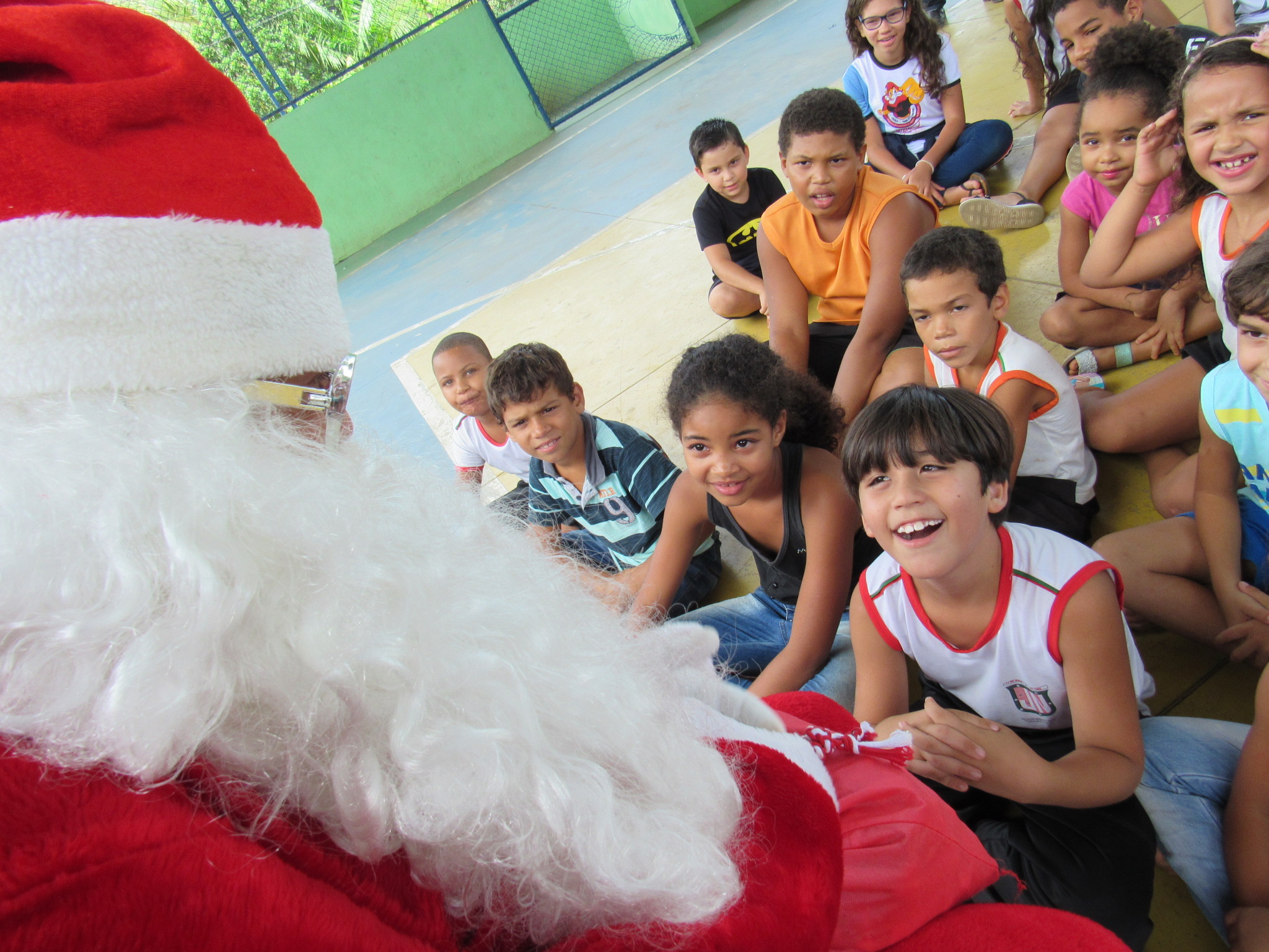 Escola de Samambaia ganha visita do Papai Noel em ação social de Natal