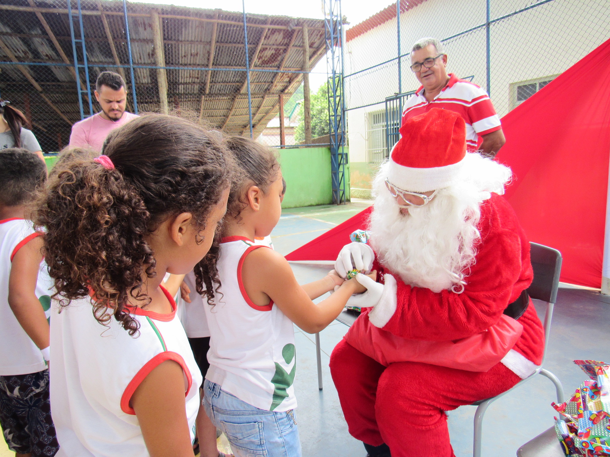 Escola de Samambaia ganha visita do Papai Noel em ação social de Natal