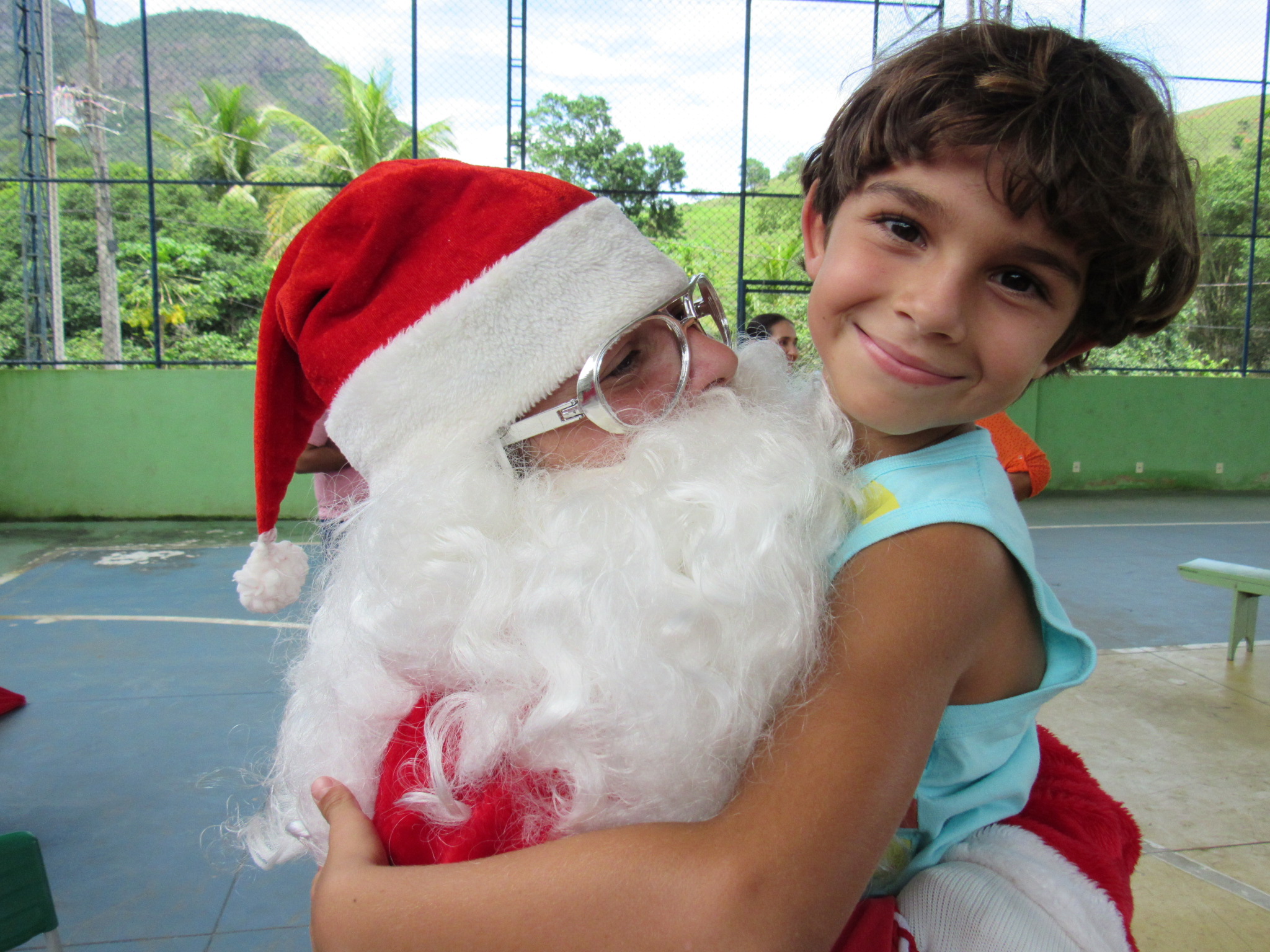 Escola de Samambaia ganha visita do Papai Noel em ação social de Natal